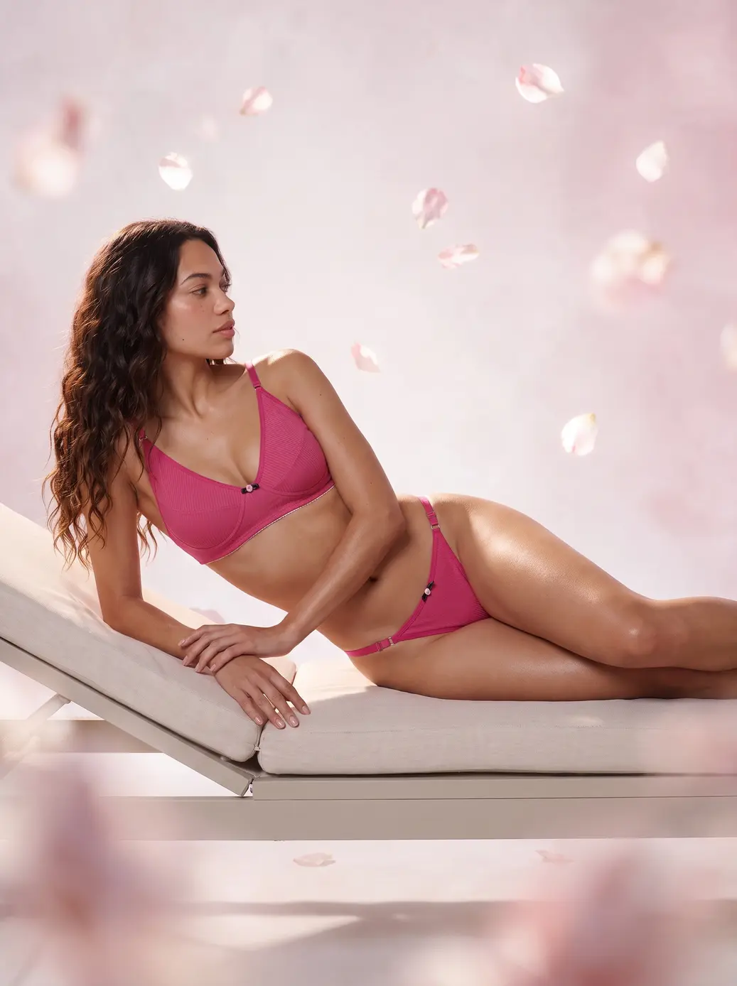 Conjunto de sujetador y tanga de canalé rosa con detalle floral — Side Recline Lounger Bikini