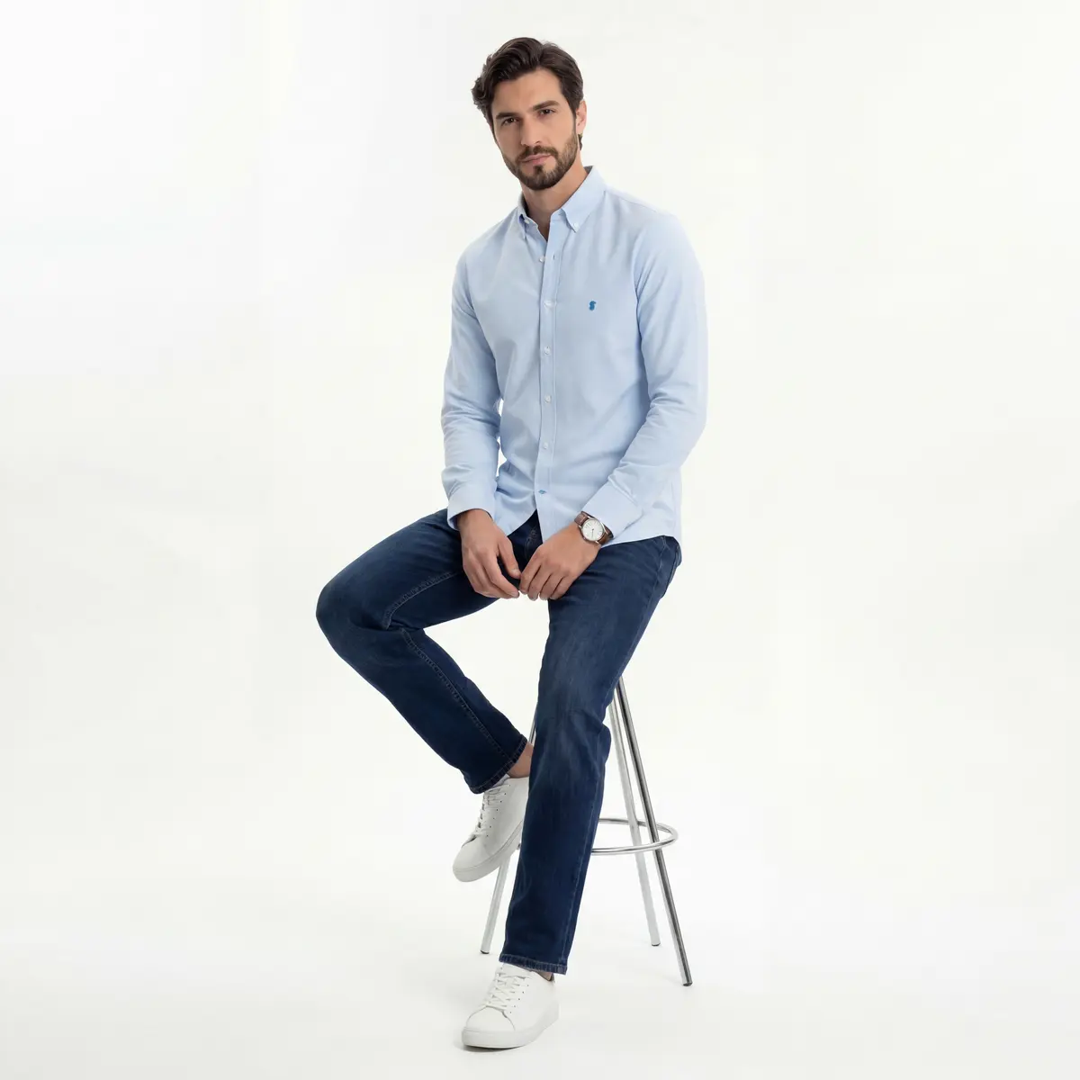 Camisa Oxford azul claro con botones y logotipo bordado — Seated Stool Three Quarter Clasped