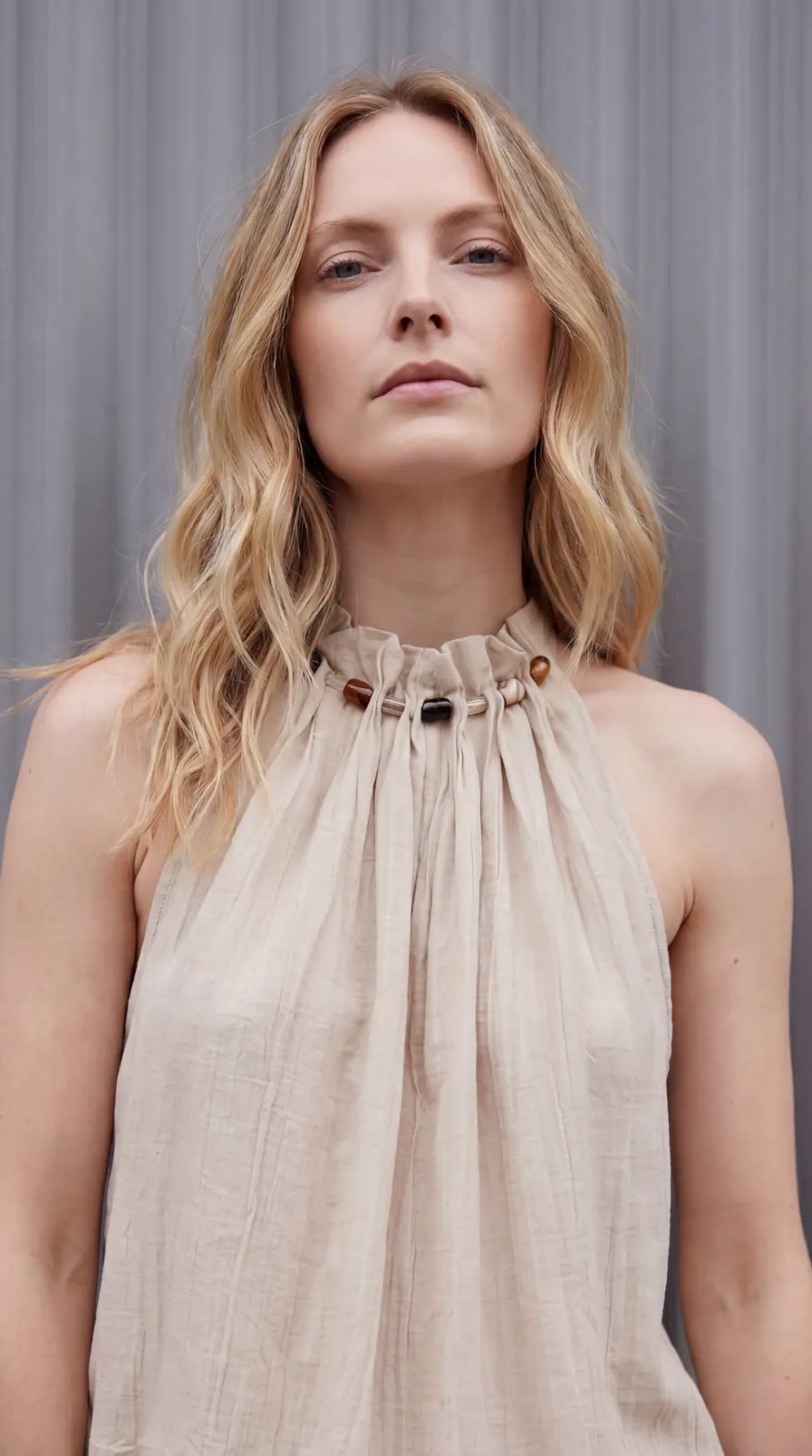 Top sin mangas beige con cuello fruncido y detalle de adornos — Pref 191 1776314275438