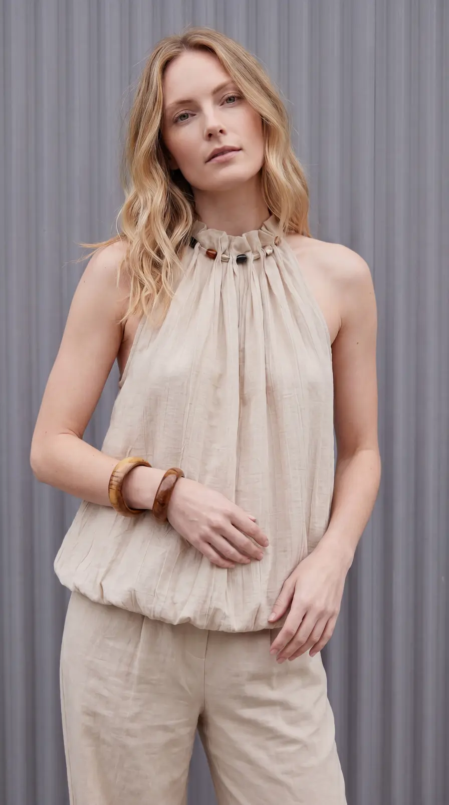 Top sin mangas beige con cuello fruncido y detalle de adornos — Pref 653 1776314241616