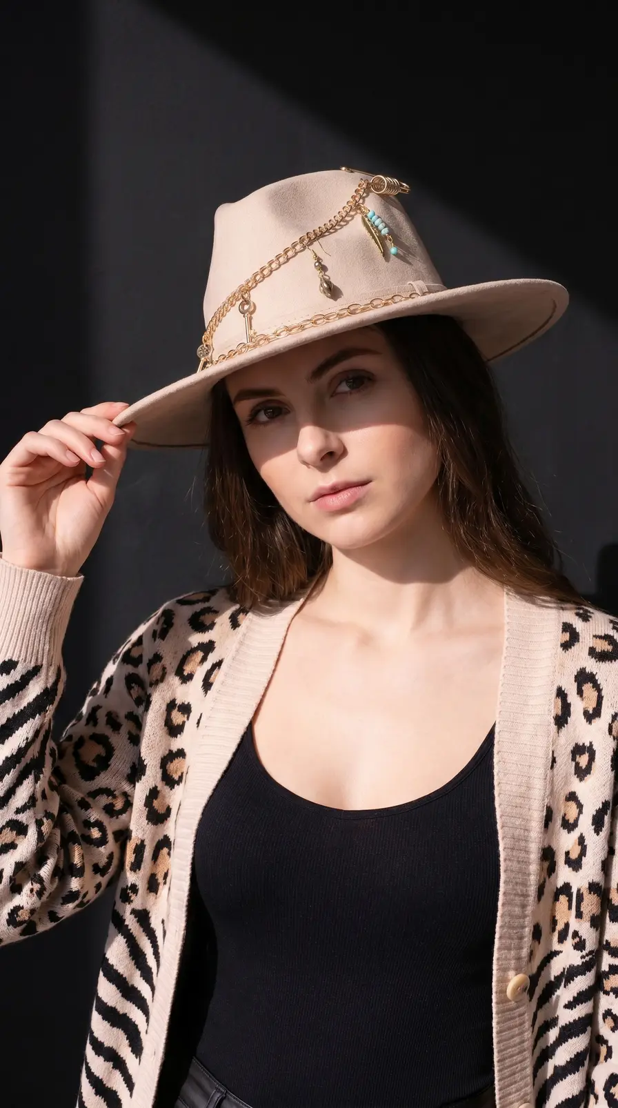 Sombrero de ala ancha de ante beige con cadenas decorativas — Front View Close Up