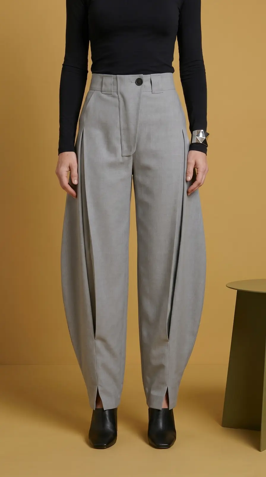 Pantalones plisados de talle alto y pernera ancha — Front View Close Up