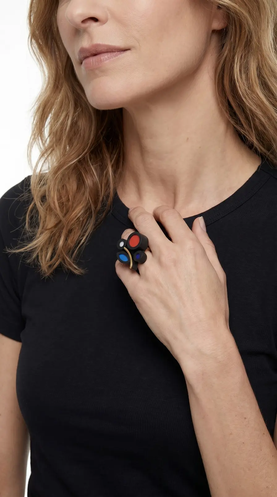 Anillo llamativo abstracto de múltiples elementos con detalles en rojo y azul — Pref 412 1777758641070
