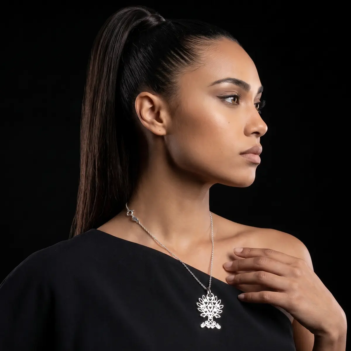 Detail Three Quarter Neck Necklace