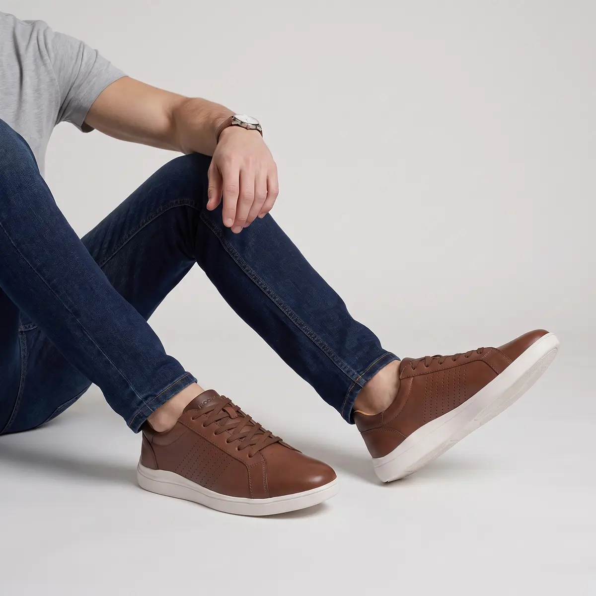 Zapatilla de cuero marrón con cordones — Detail Footwear Legs Up Product