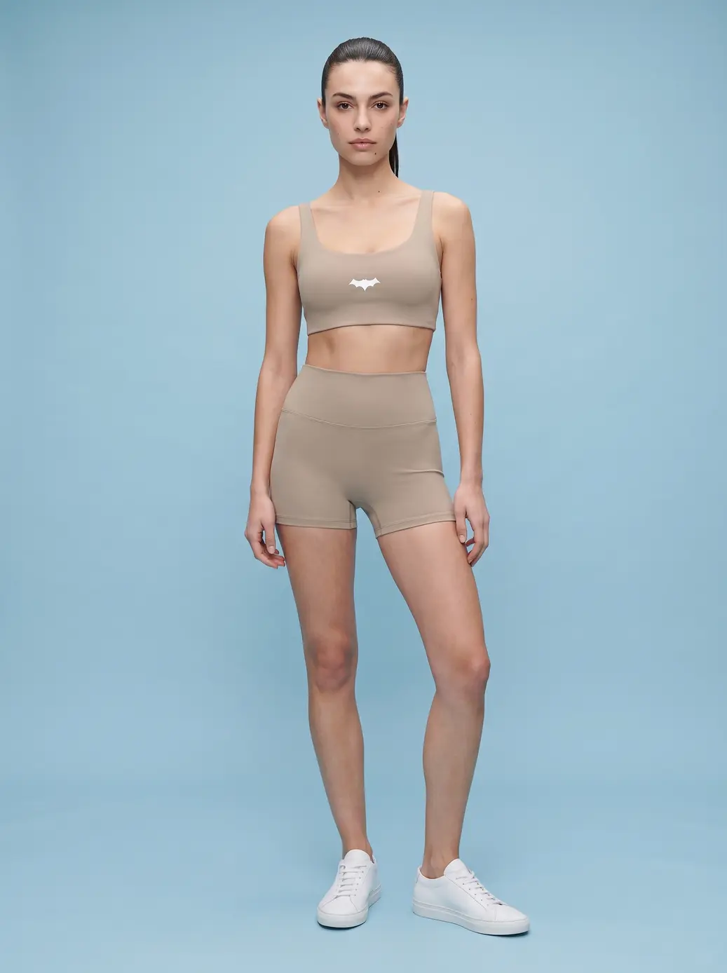 Conjunto de sujetador deportivo y pantalones cortos beige con logotipo blanco