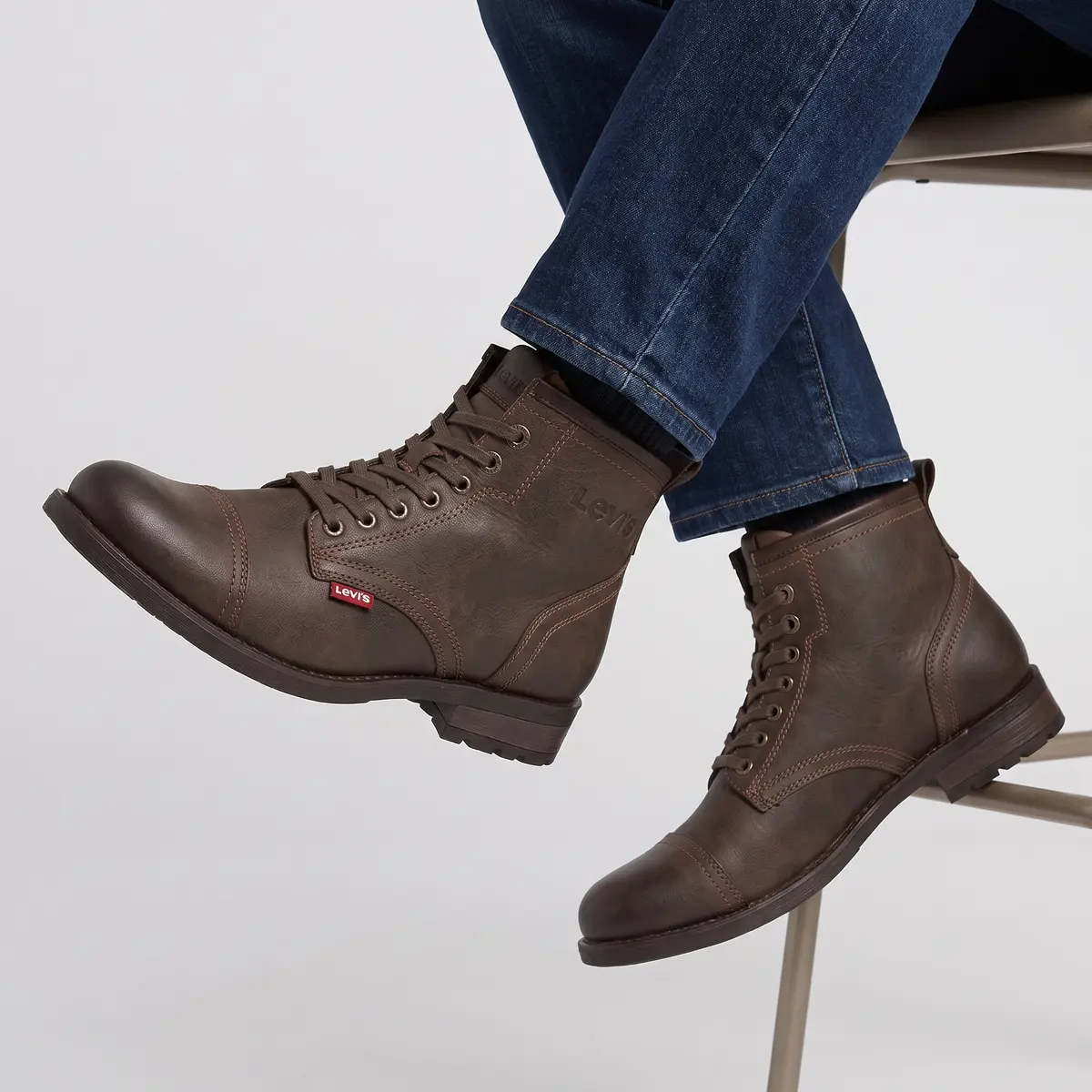 Bota de tobillo con cordones de cuero desgastado marrón oscuro para hombre de Levi's — Detail Footwear Ankle Crop