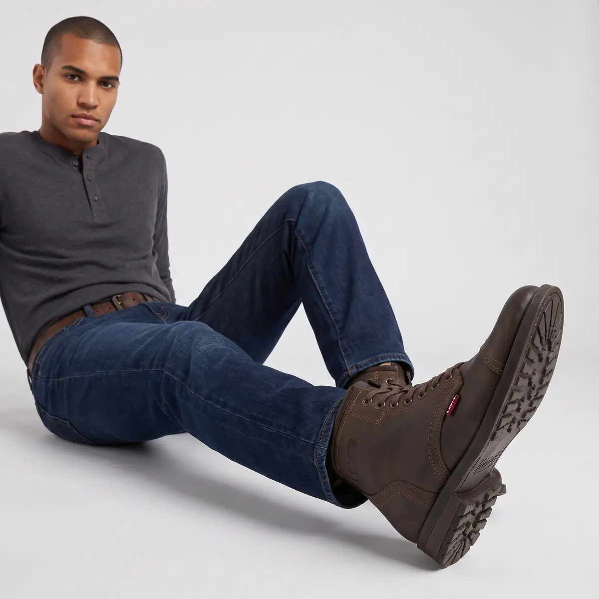 Bota de tobillo con cordones de cuero desgastado marrón oscuro para hombre de Levi's — Detail Footwear Legs Up Product