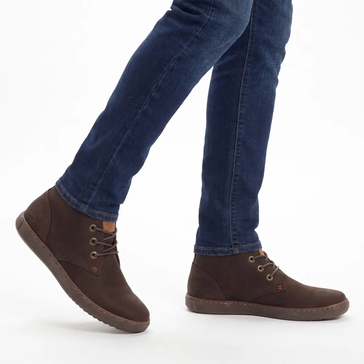 Botas Chukka de Gamuza Marrón Oscuro con Cordones — Detail Footwear Ankle Crop