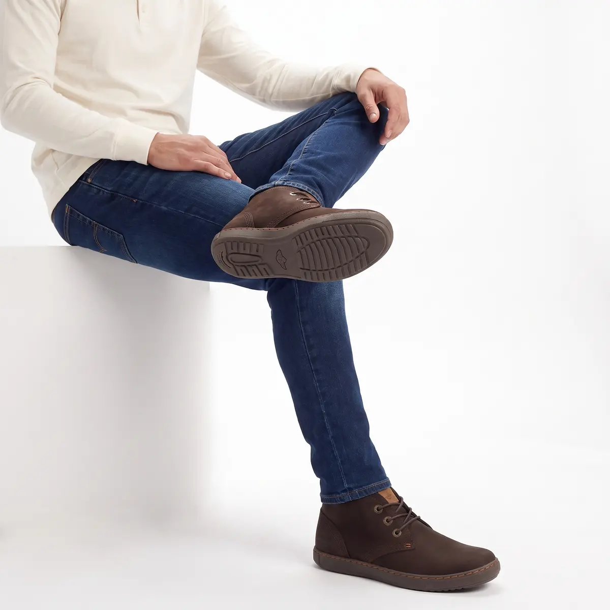 Botas Chukka de Gamuza Marrón Oscuro con Cordones — Detail Footwear Legs Up Product