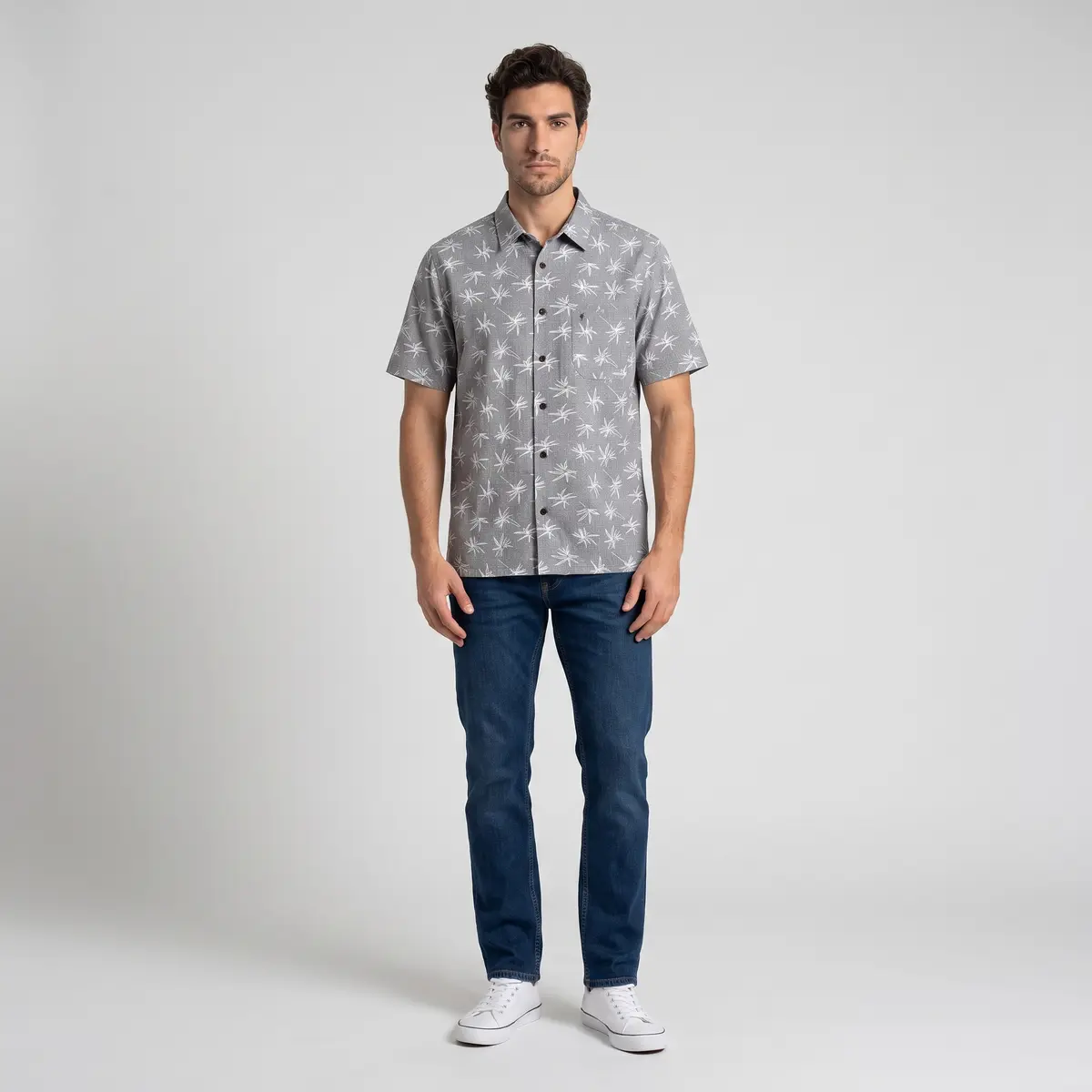 Camisa de manga corta con botones y estampado de palmeras grises