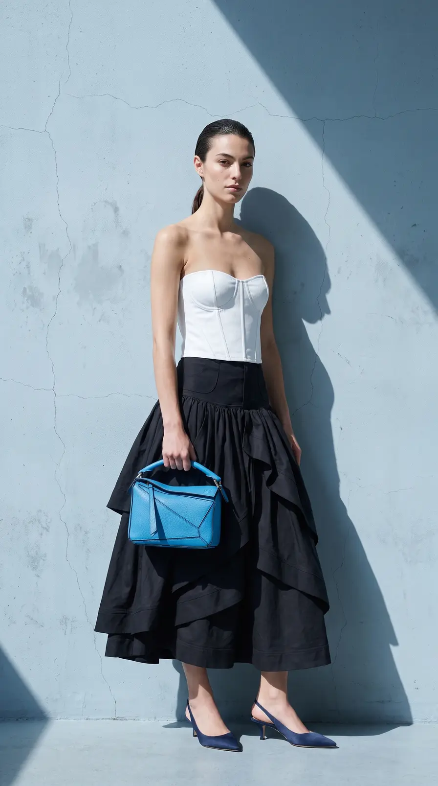 Bolso de mano geométrico de cuero azul brillante