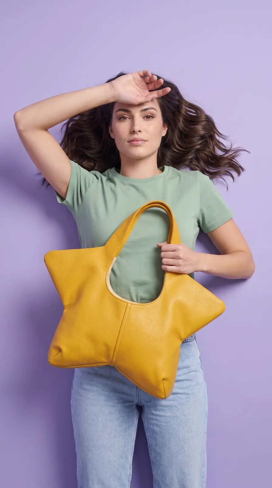 Bolso de piel sintética amarillo en forma de estrella — Overhead Lying Selfie Bikini