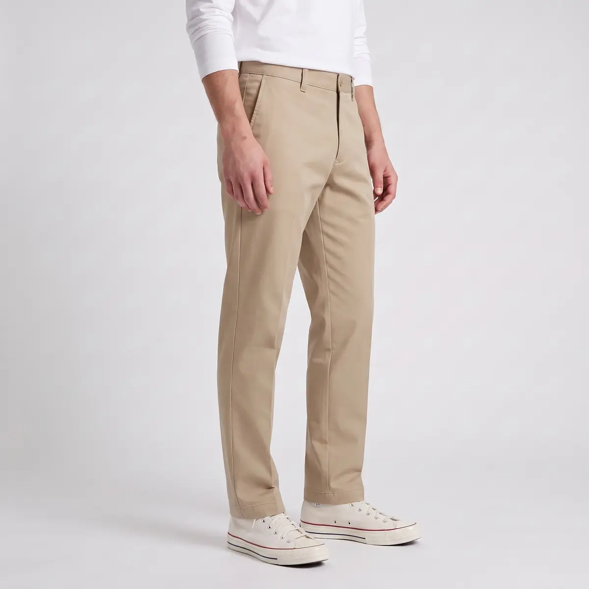 Pantalones Chinos de Corte Recto Color Caqui — Front View Half Body Three Quarter Footwear