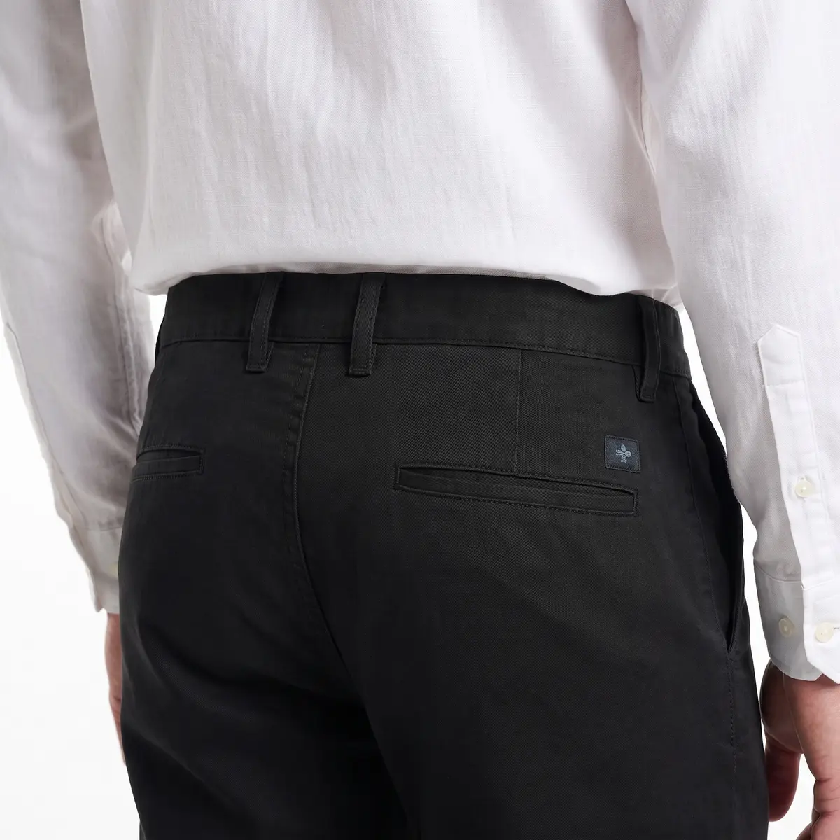 Pantalones chinos negros de corte clásico y frente plano para hombre — Detail Back Loop Belt