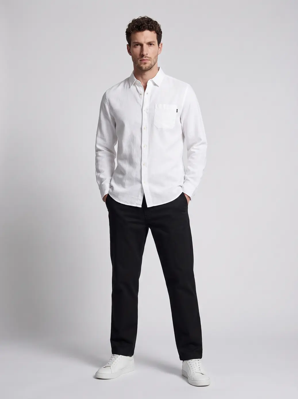 Pantalones chinos negros de corte clásico y frente liso para hombre